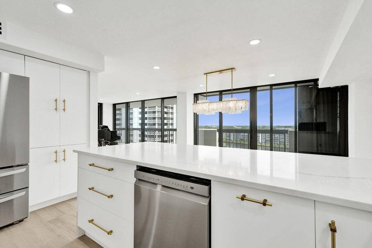 108 Lakeshore Drive, #1041, North Palm Beach, FL 33408 Top of the line appliances