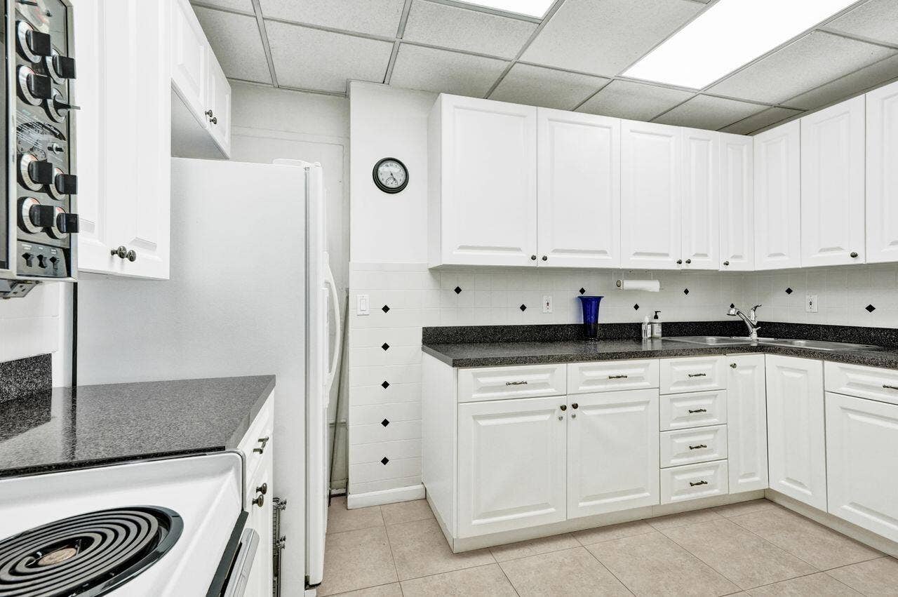108 Lakeshore Drive, #1041, North Palm Beach, FL 33408 Community Kitchen