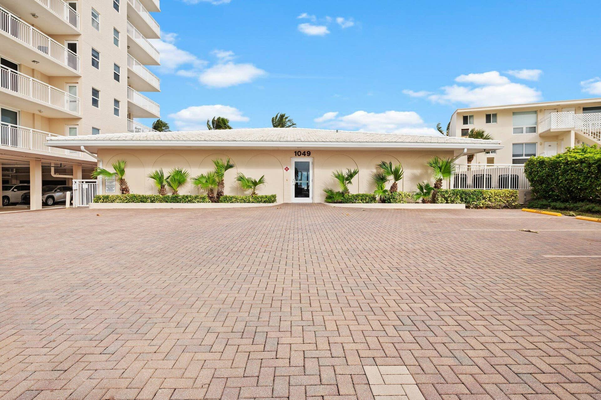 25-web-or-mls-1050-hillsboro-mile-203w