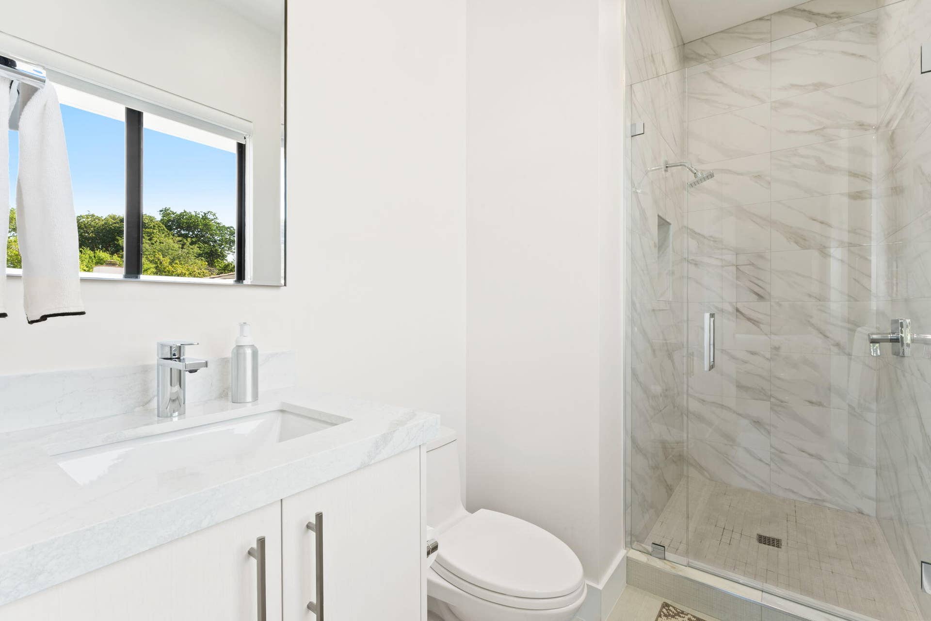 1032 SE 12th Way, Fort Lauderdale, FL 33316 upstairs aux bath 1