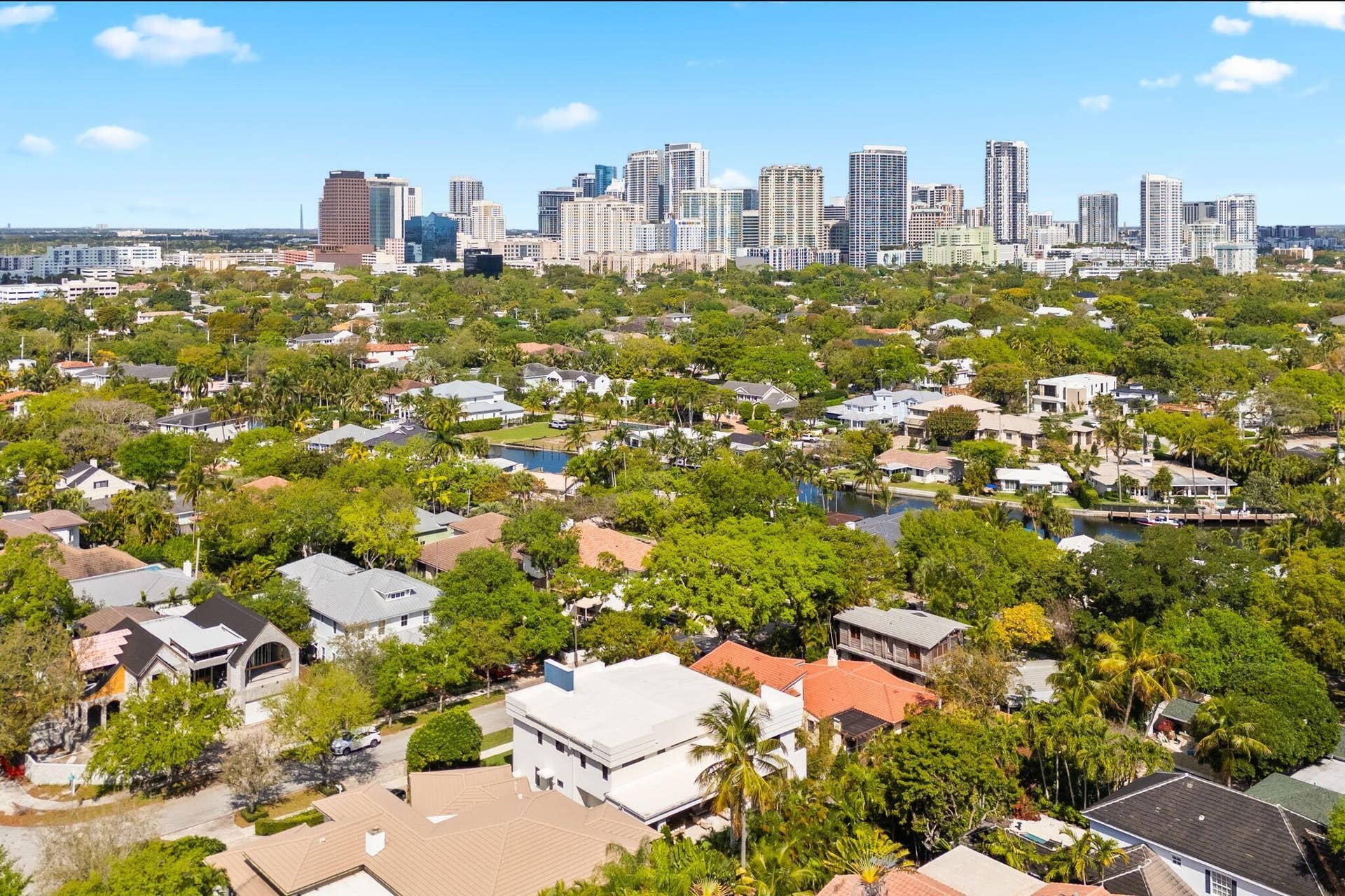 1032 SE 12th Way, Fort Lauderdale, FL 33316 overview with cityscape