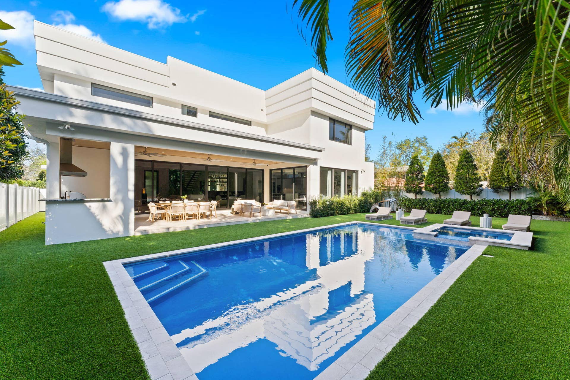 1032 SE 12th Way, Fort Lauderdale, FL 33316 pool and backyard