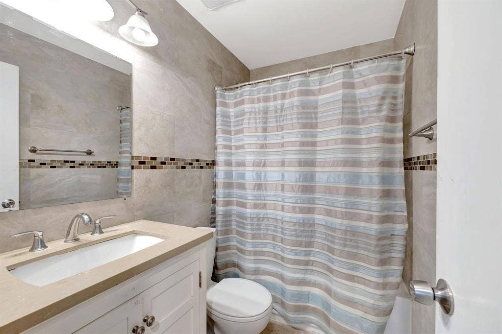8605 W Sample Road, #311, Coral Springs, FL 33065 GUEST BATH