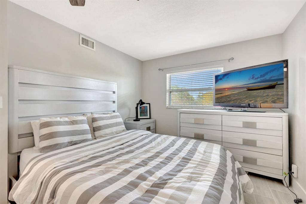 8605 W Sample Road, #311, Coral Springs, FL 33065 GUEST ROOM