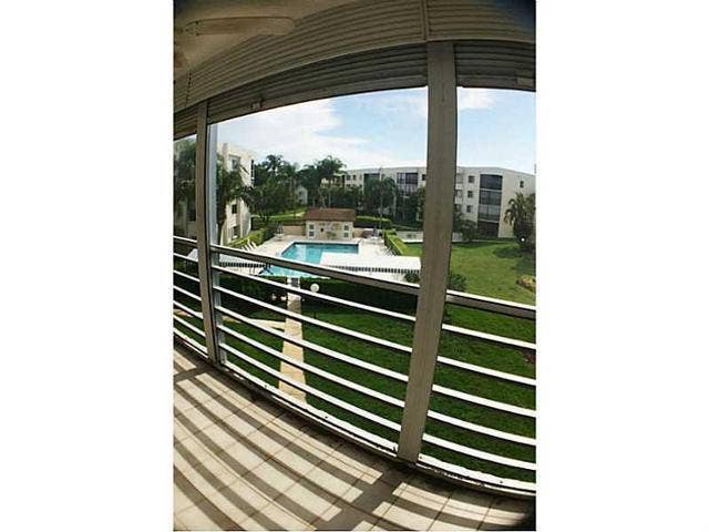 3186 Via Poinciana, #311, Greenacres, FL 33467 2 BD / 2 BTH + Patio Rm