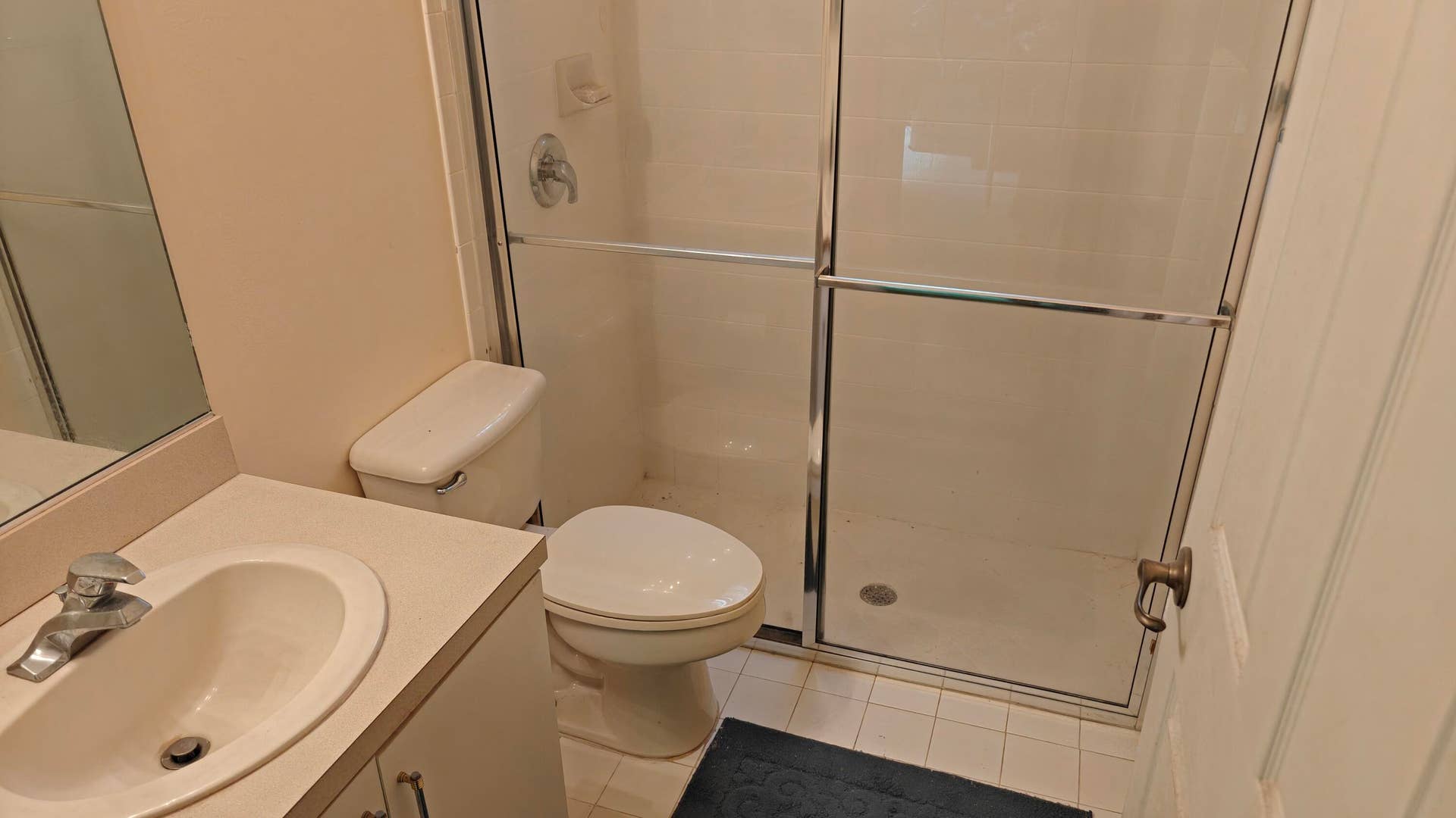 Secondary full bathroom