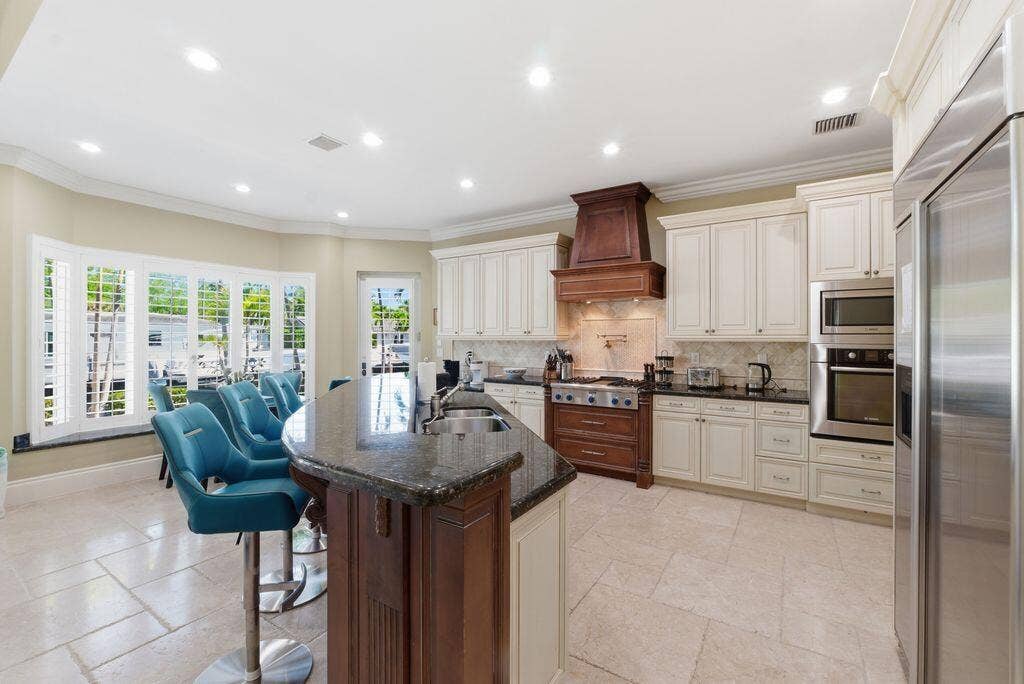 Custom range hood with mosaic backsplash. Thermador 4-Burner gas stove with
electric griddle