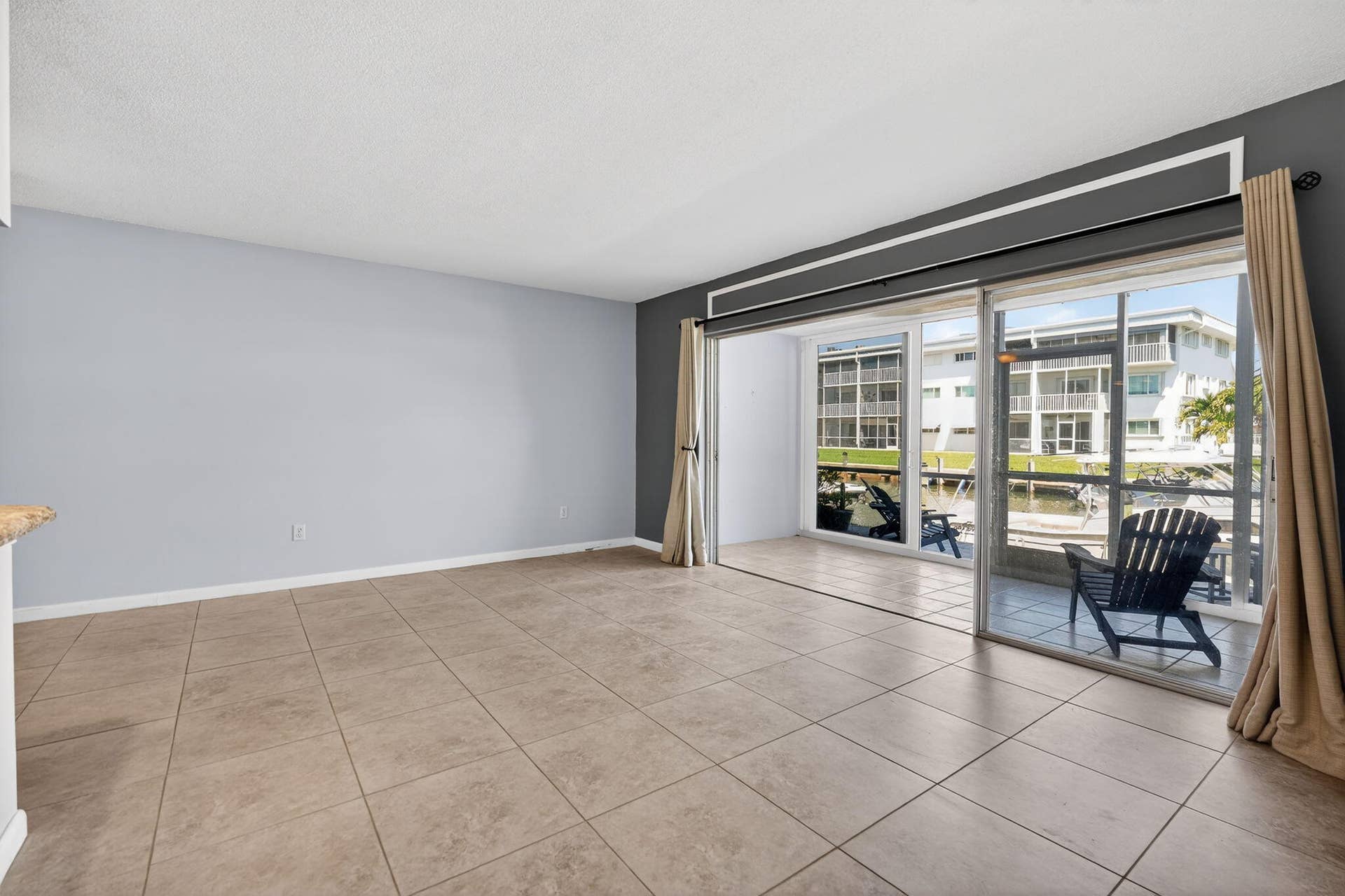 121 Wettaw Lane, #112, North Palm Beach, FL 33408 living room