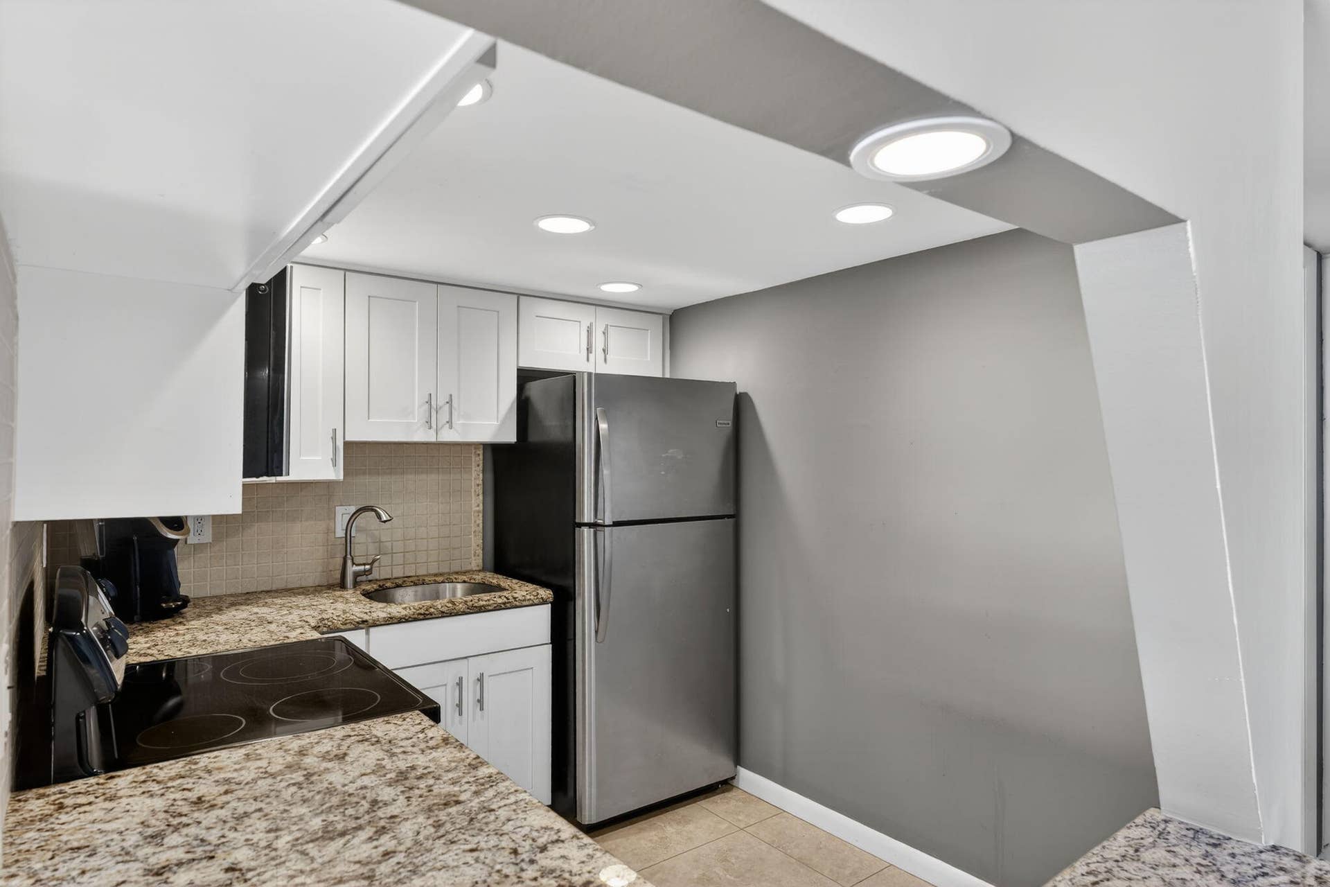 121 Wettaw Lane, #112, North Palm Beach, FL 33408 kitchen