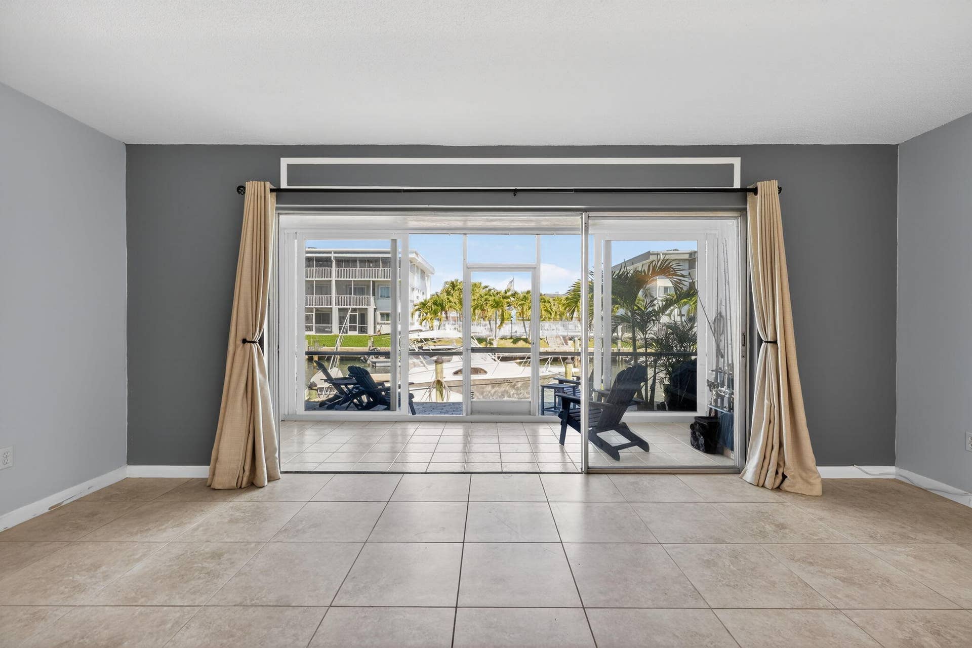 121 Wettaw Lane, #112, North Palm Beach, FL 33408 living room