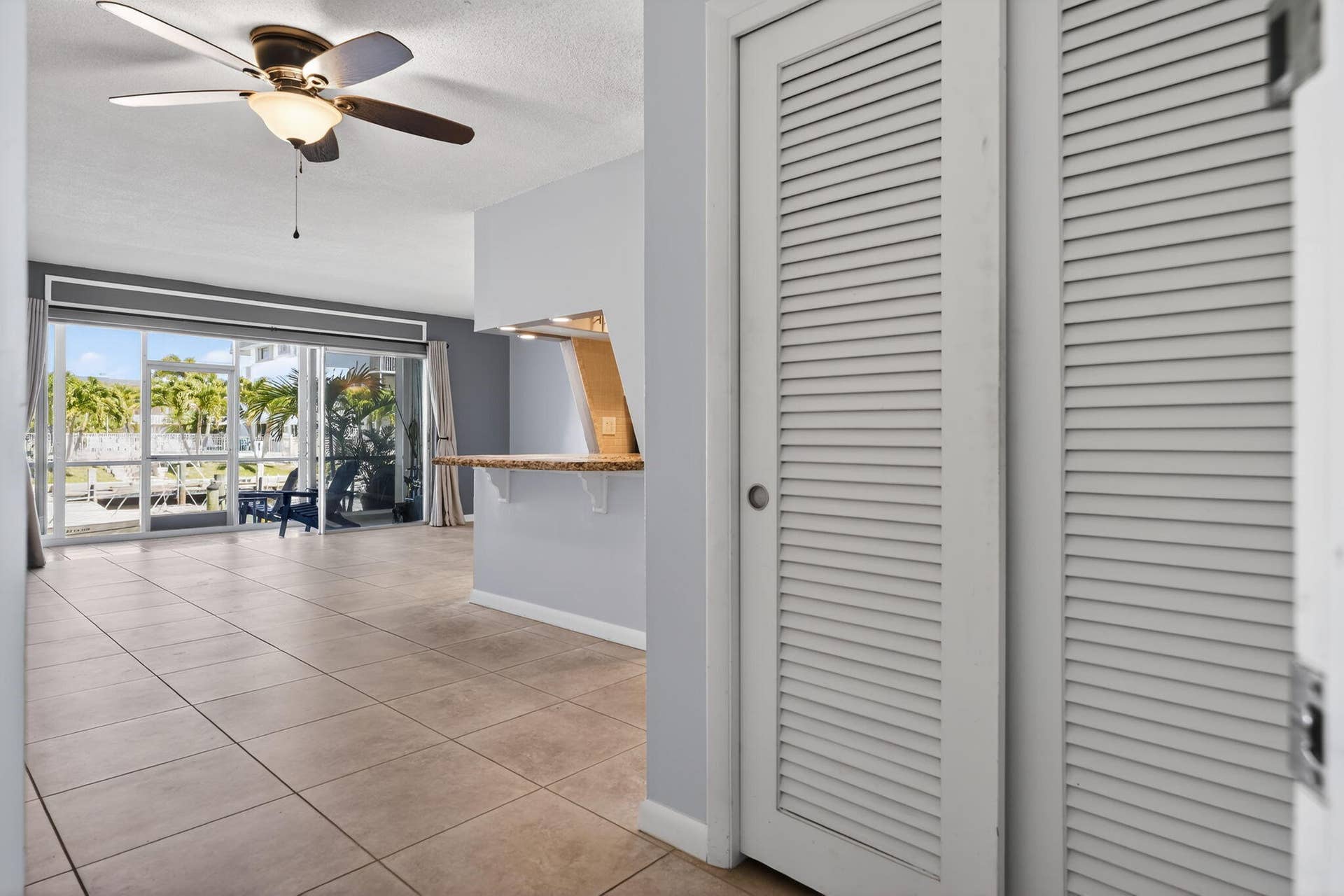 121 Wettaw Lane, #112, North Palm Beach, FL 33408 foyer/ family
