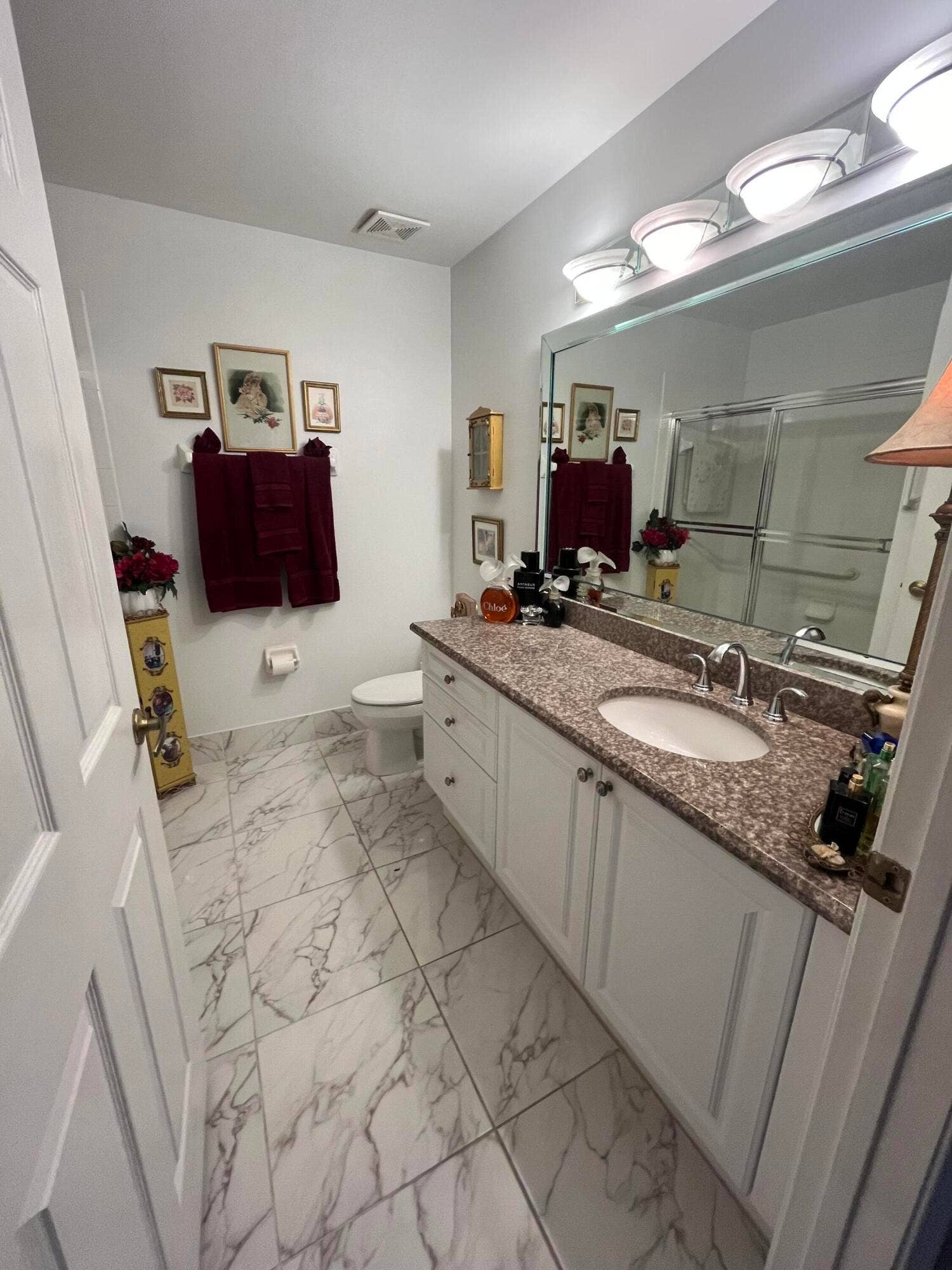 6108 Petunia Road, Delray Beach, FL 33484 2nd/guest bathroom