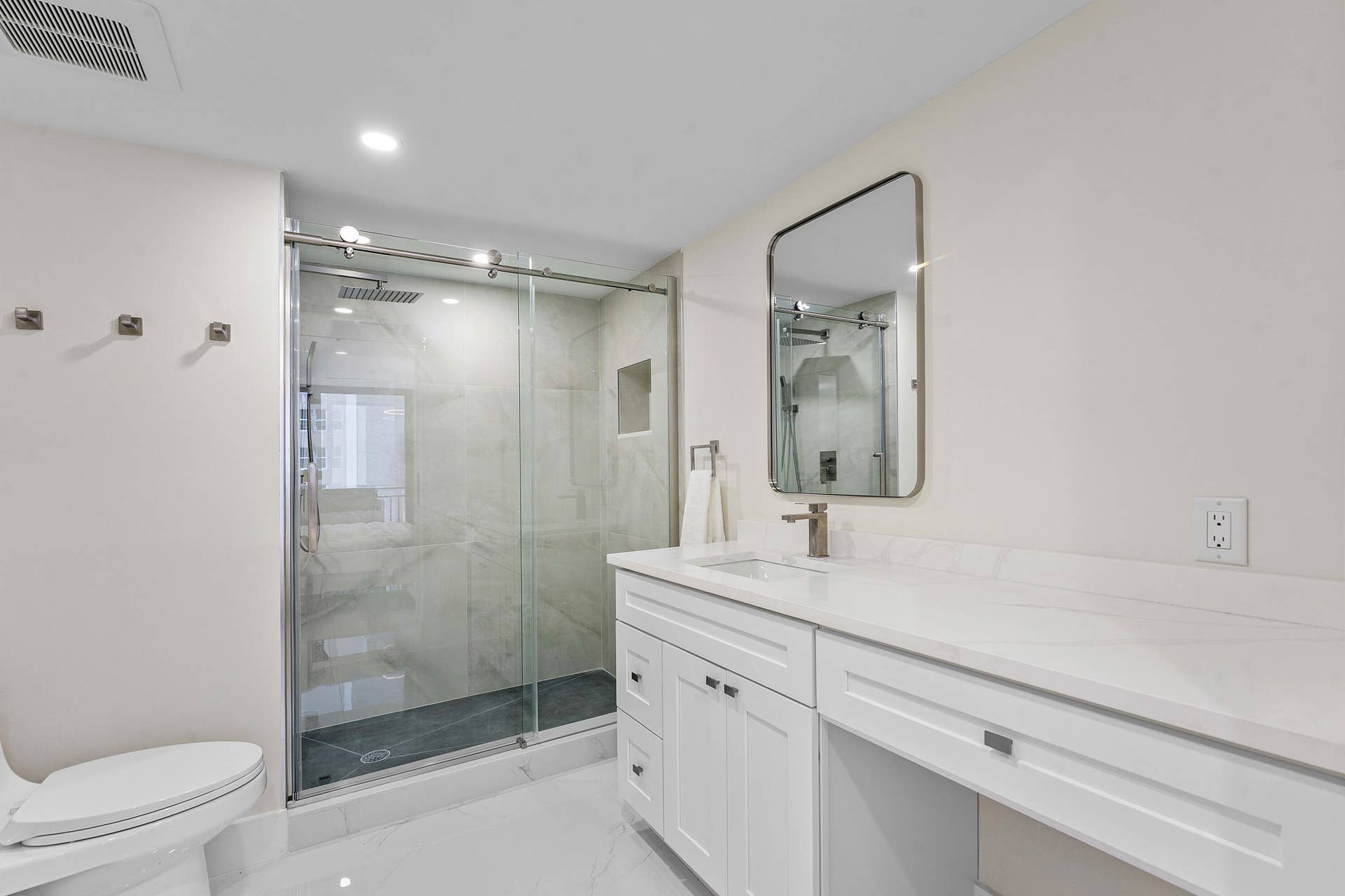5460 N Ocean Drive, #5b, Singer Island, FL 33404 021-5460NorthOceanDrive-5B-SingerIsland-