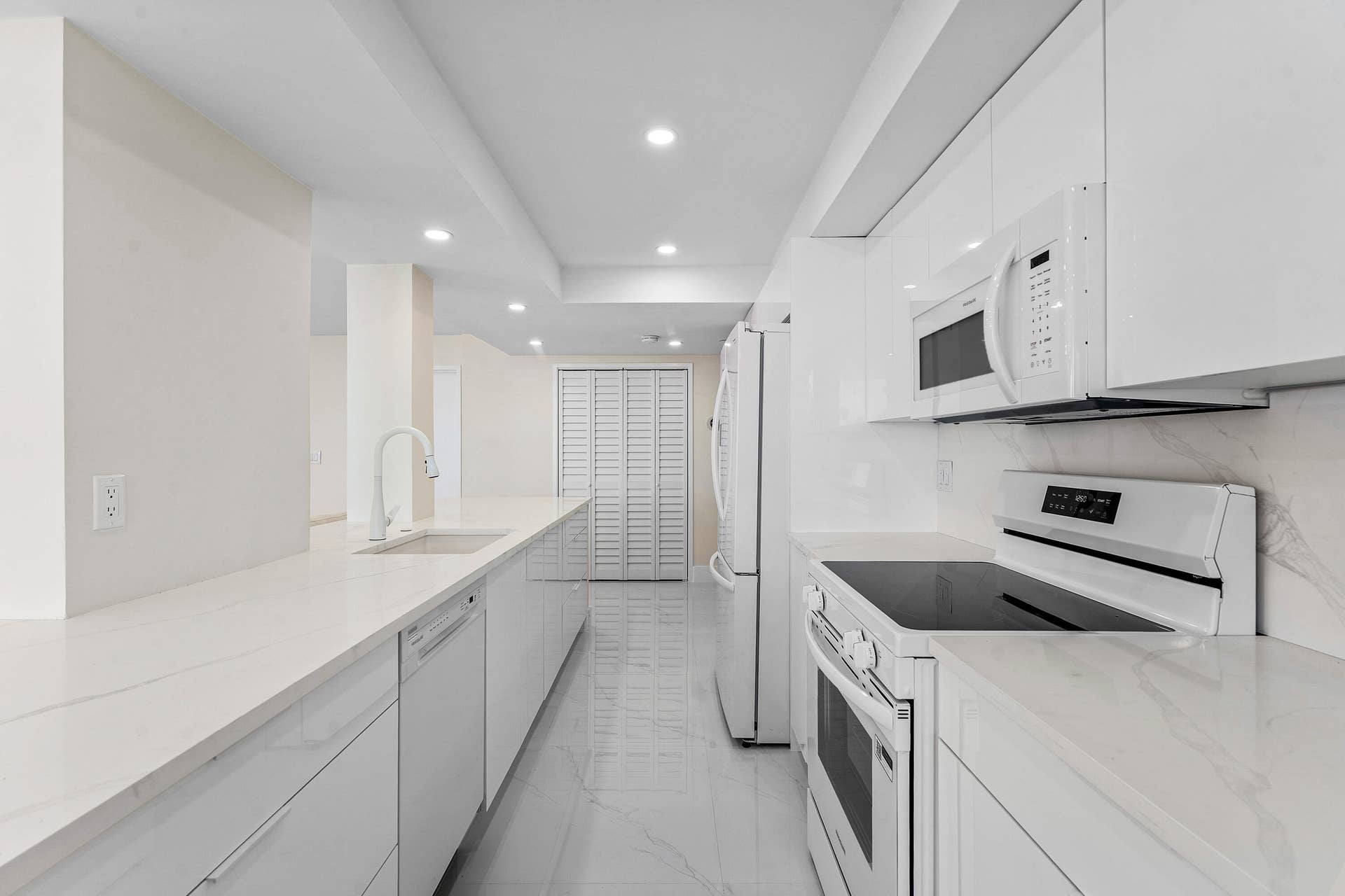 5460 N Ocean Drive, #5b, Singer Island, FL 33404 010-5460NorthOceanDrive-5B-SingerIsland-