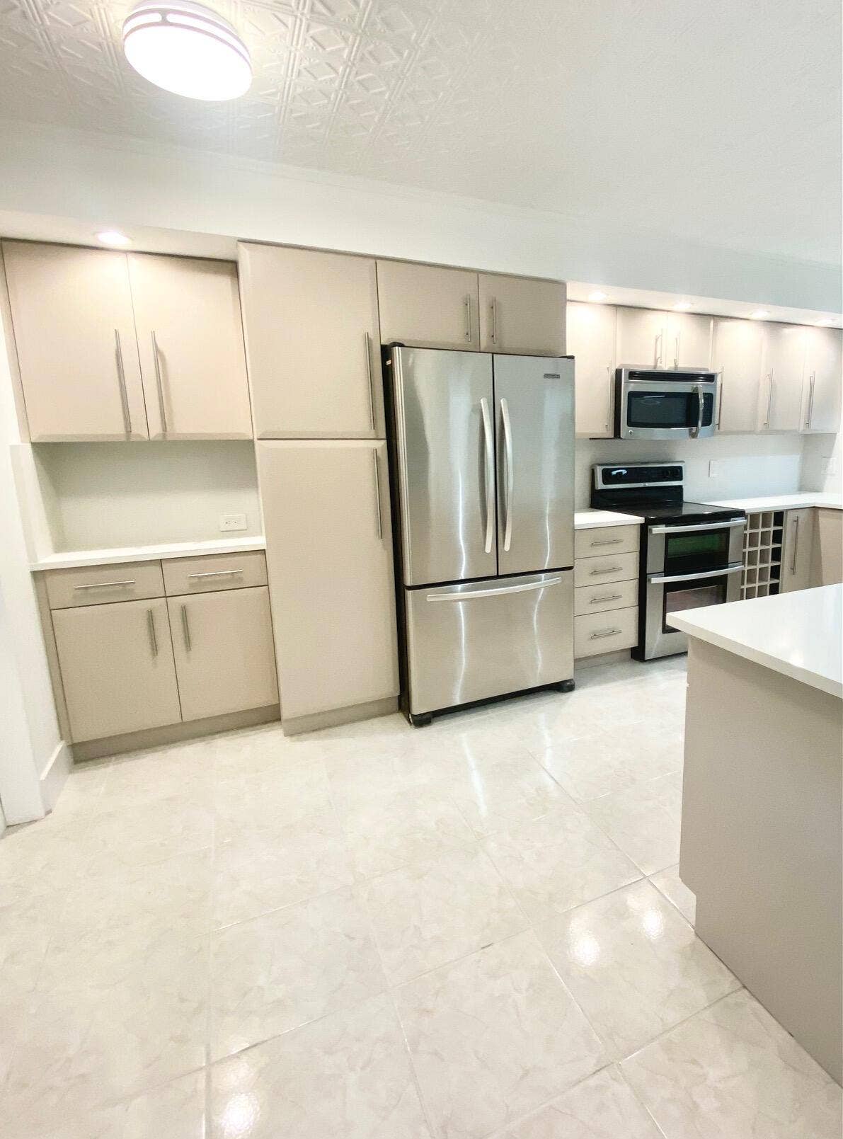 EAT IN BREAKFAST AREA AND LARGE PANTRY W PULL OUT SHEVING
