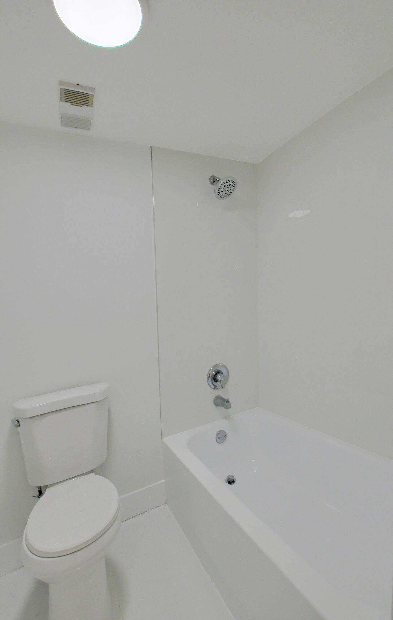 PRIMARY SUITE W SEPERATE TUB AREA!