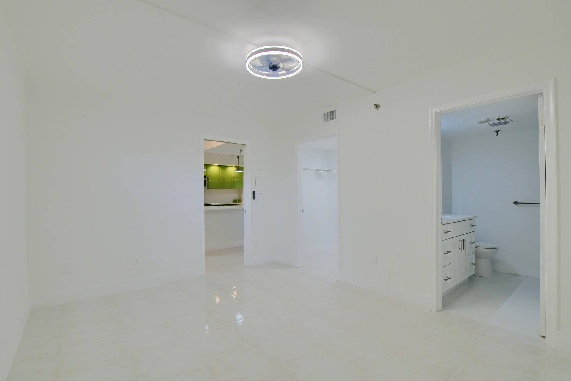 2ND BEDROOM W EN SUITE BATHROOM & WALK IN CLOSET!