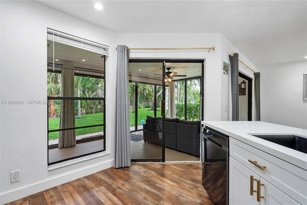 385 NW 36th Avenue, Deerfield Beach, FL 33442 Extraroom from kitchen from kitchen out