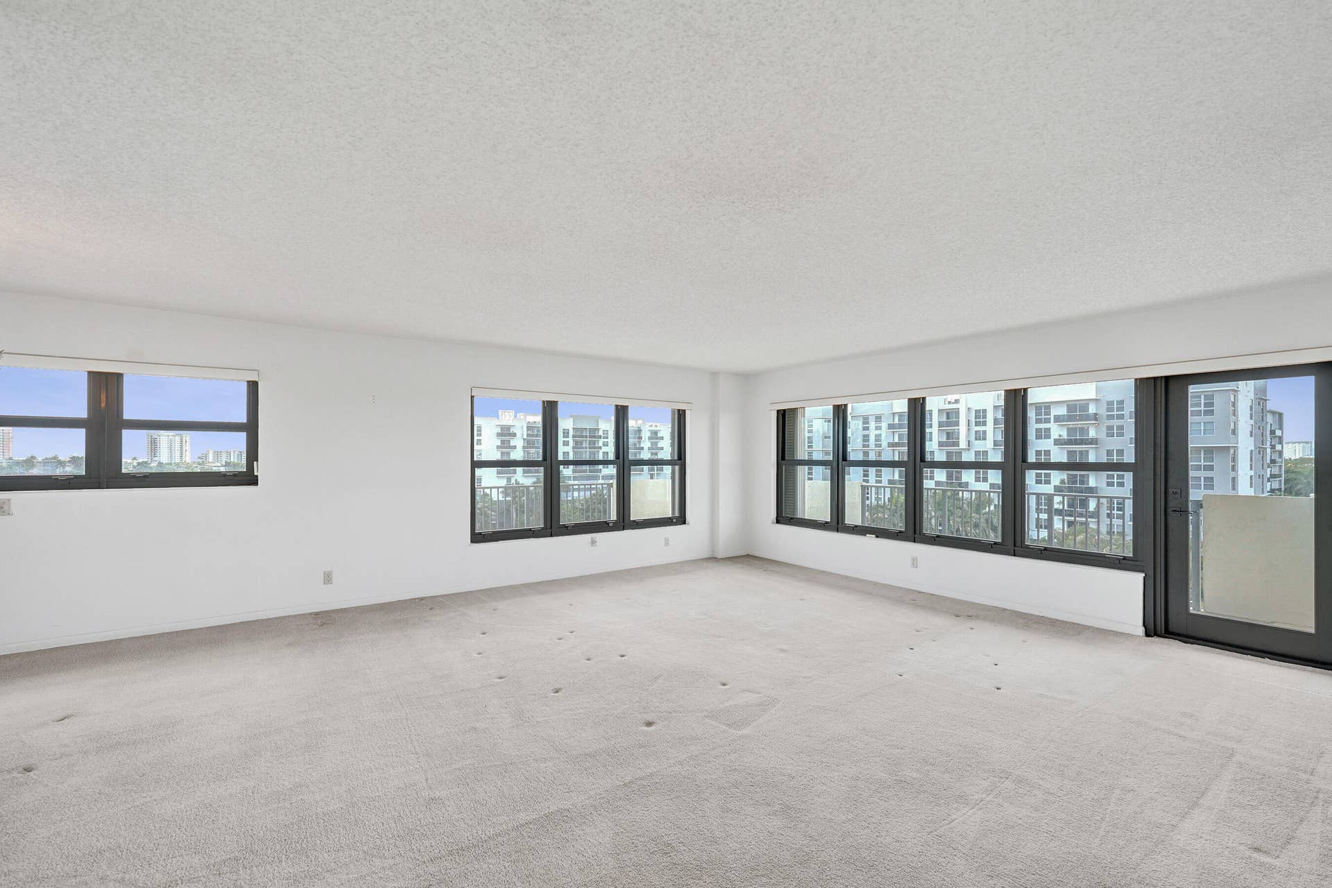SE corner unit with amazing light