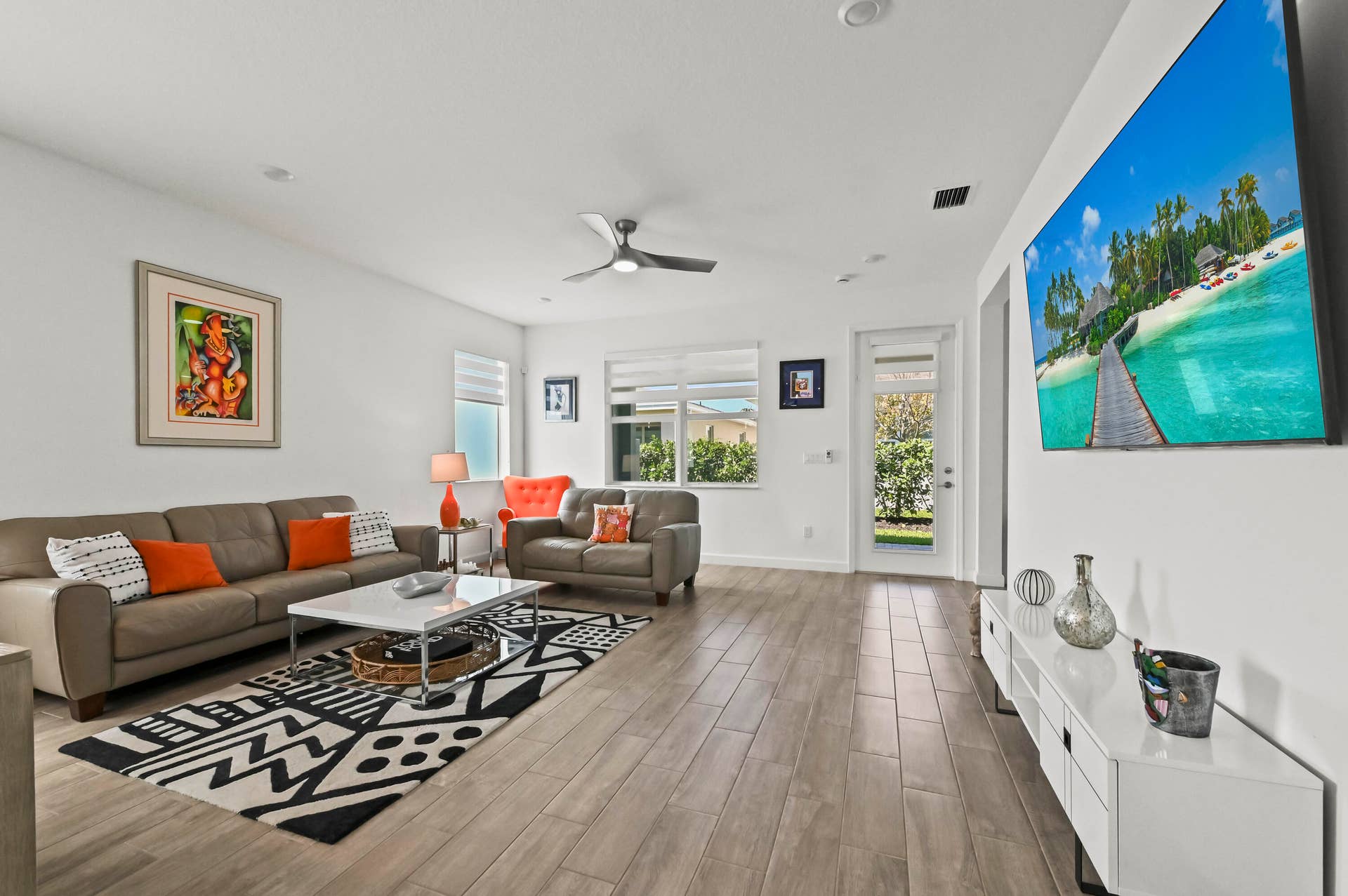16 Living Room 01