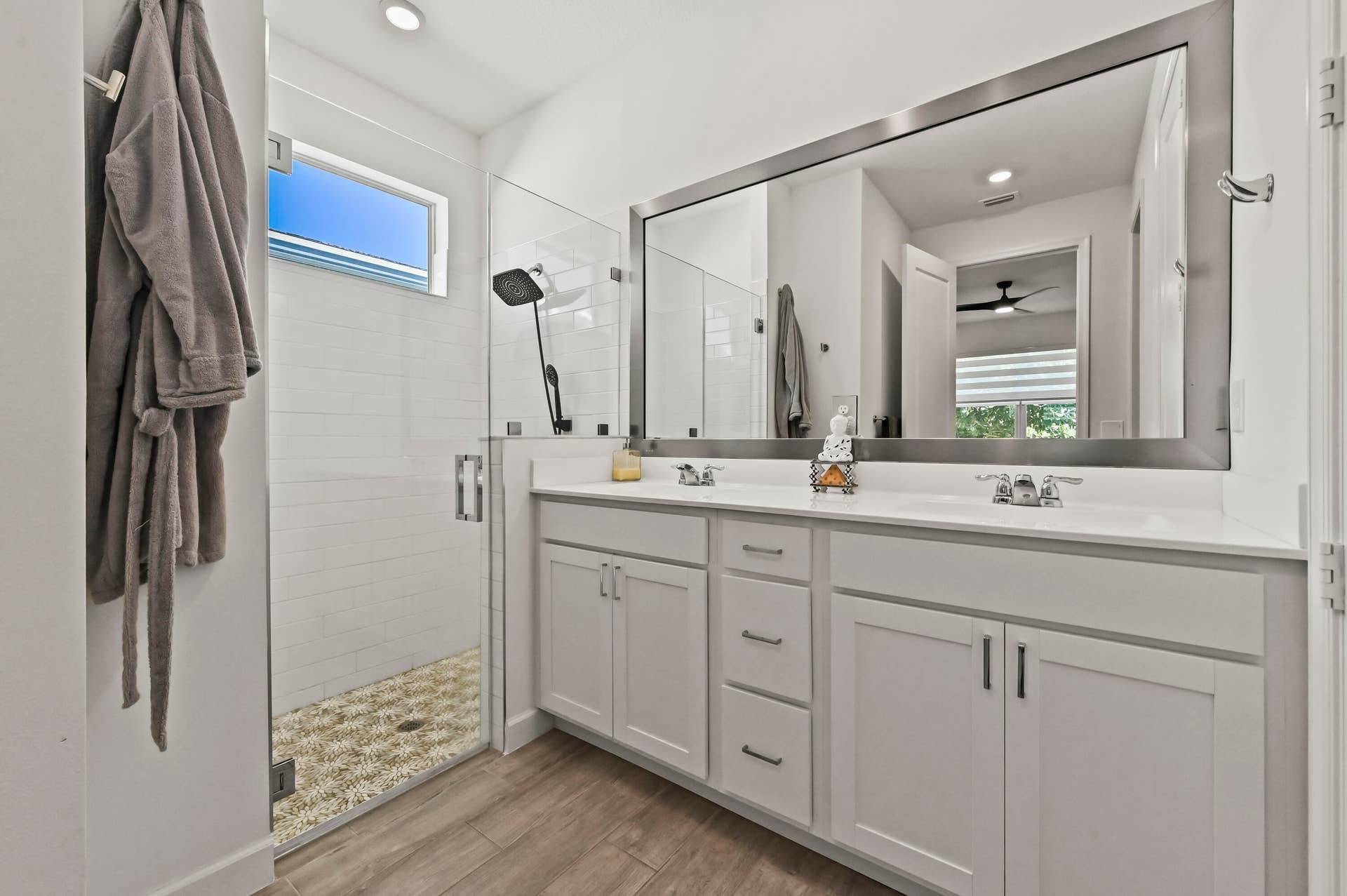 27 Bathroom 01