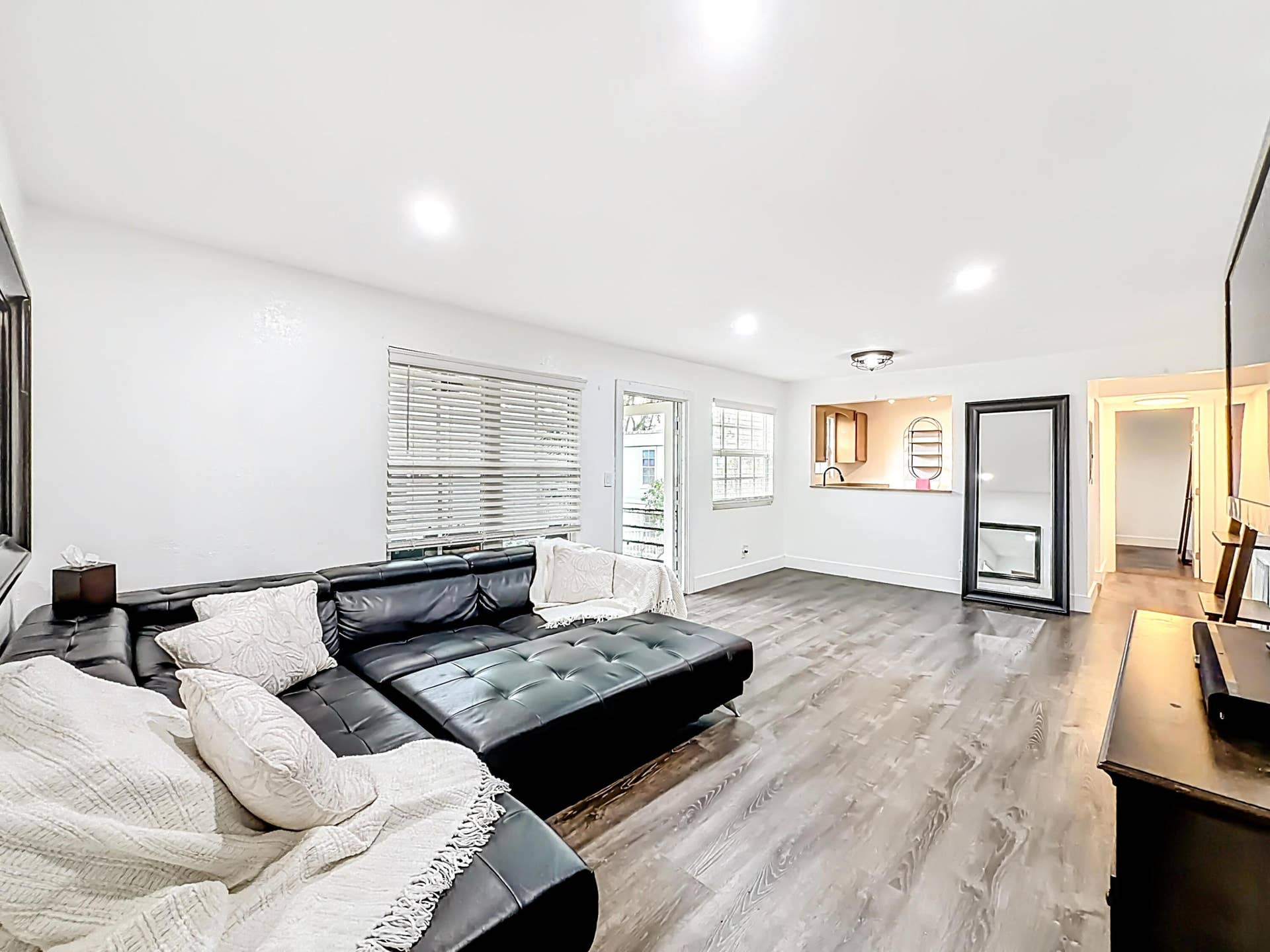 305 SE 11th Avenue, #D, Pompano Beach, FL 33060 Living/Dining area