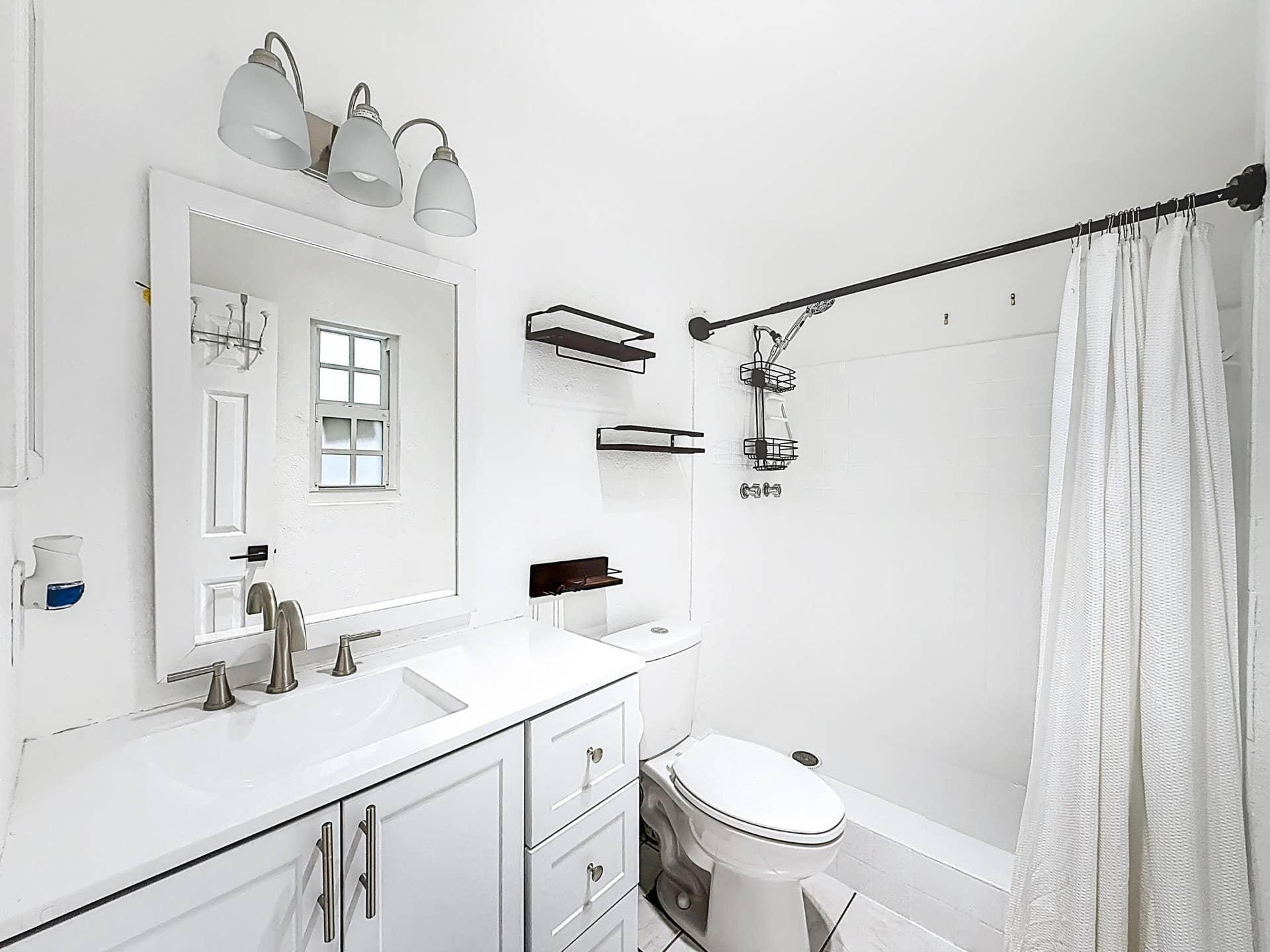 305 SE 11th Avenue, #D, Pompano Beach, FL 33060 Main bedroom bathroom