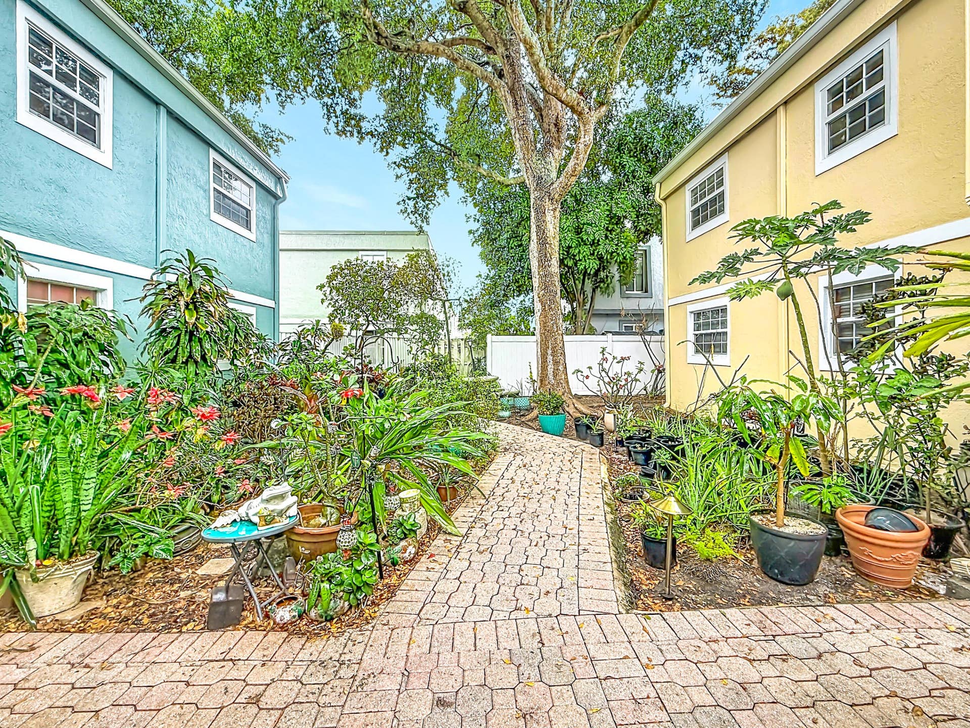 305 SE 11th Avenue, #D, Pompano Beach, FL 33060 Pathway to the pool