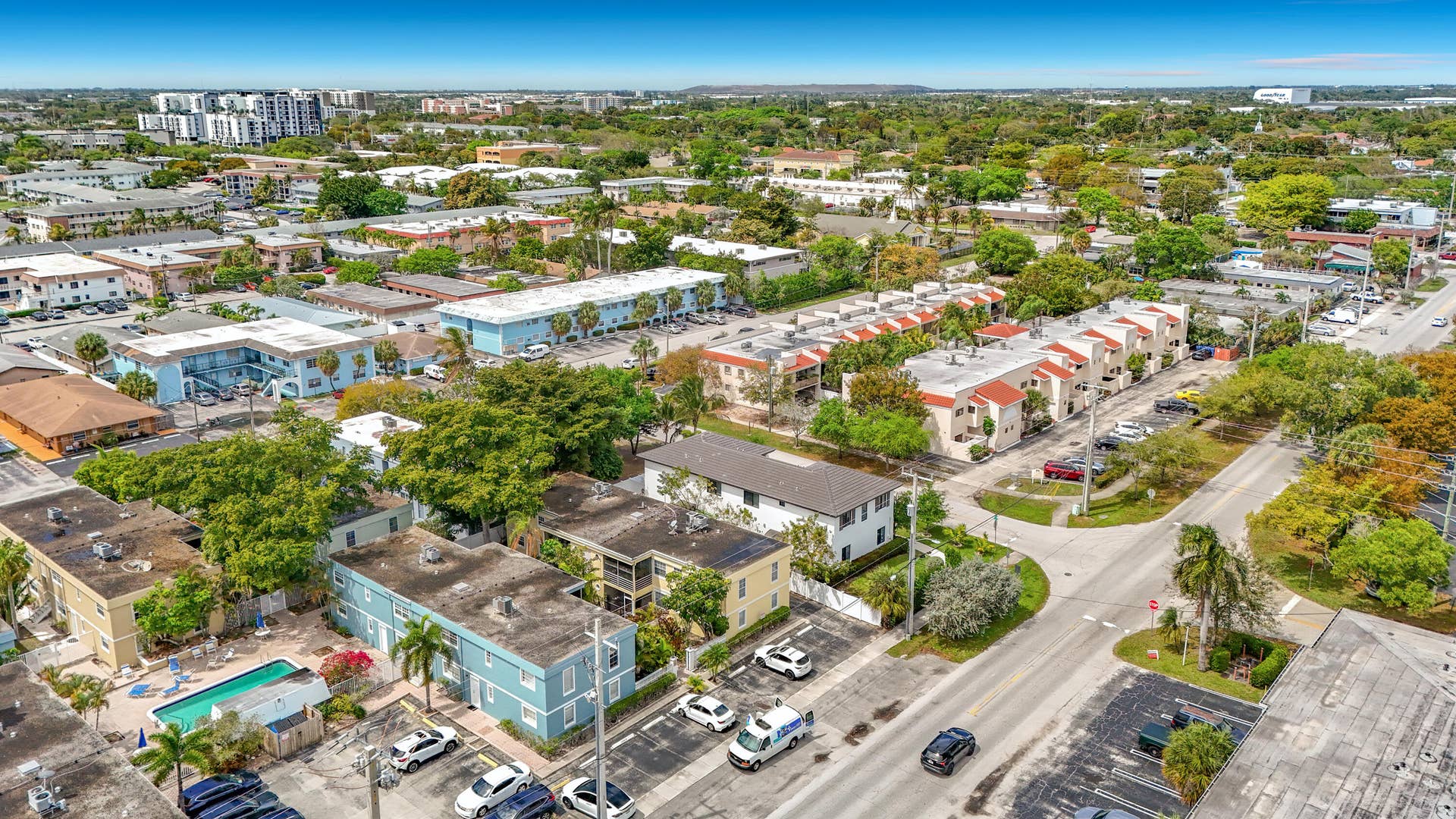 305 SE 11th Avenue, #D, Pompano Beach, FL 33060 Pool and additional parking