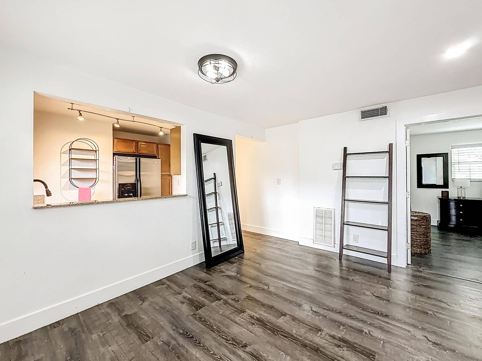 305 SE 11th Avenue, #D, Pompano Beach, FL 33060 Dining area w/pass thru to kitchen