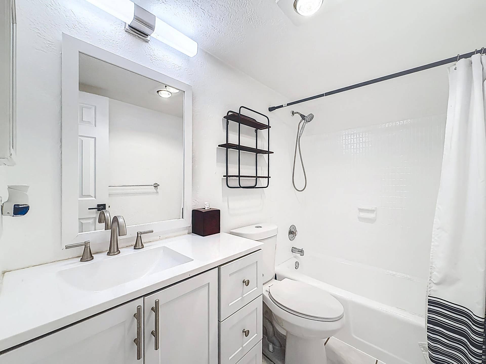 305 SE 11th Avenue, #D, Pompano Beach, FL 33060 Hall bathroom