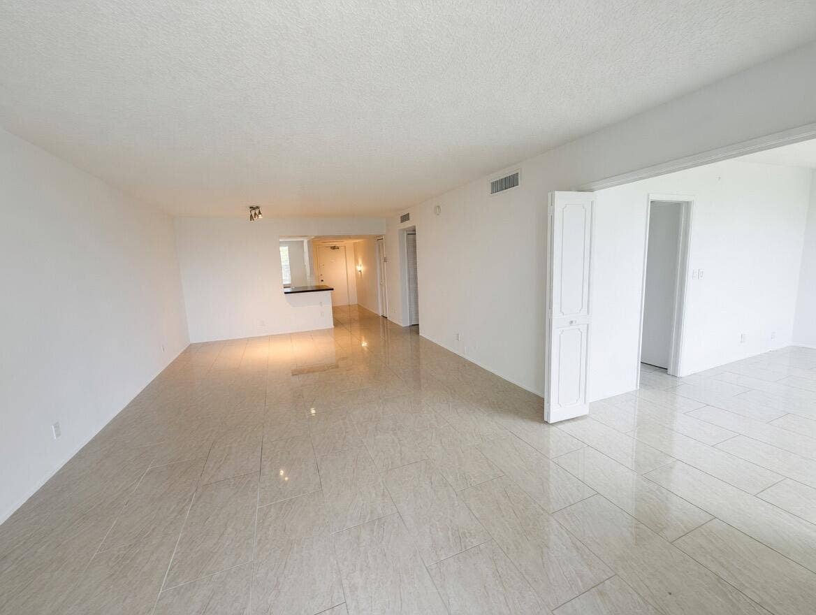 605 Oaks Drive, #602, Pompano Beach, FL 33069 IMG_1008