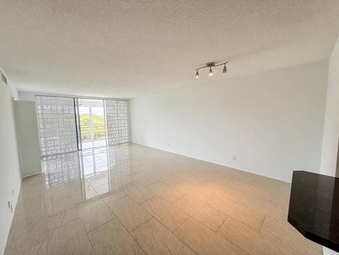 605 Oaks Drive, #602, Pompano Beach, FL 33069 IMG_1013