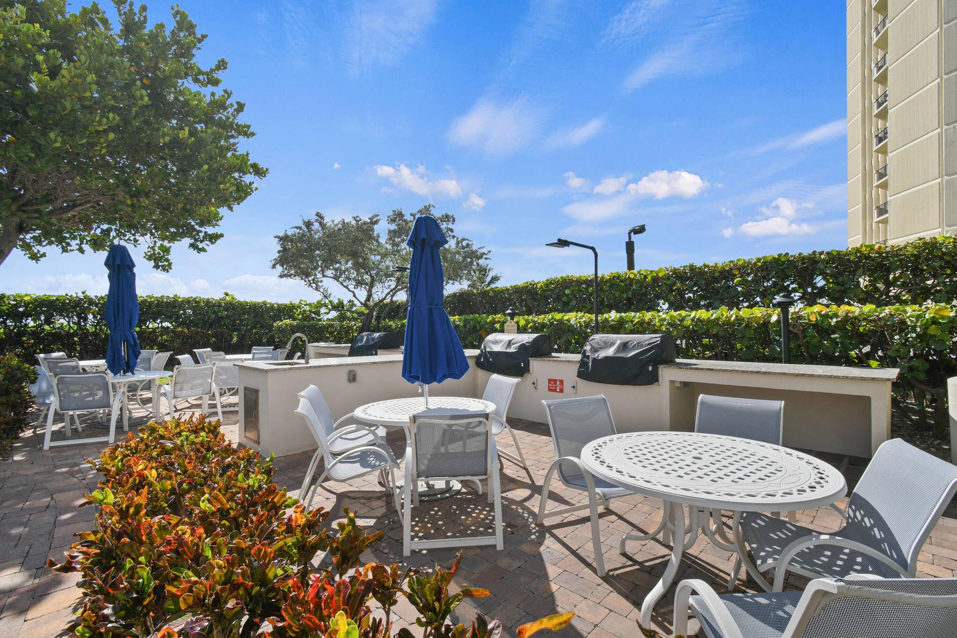 3000 N Ocean Drive, #9h, Singer Island, FL 33404 Lounge Poolside