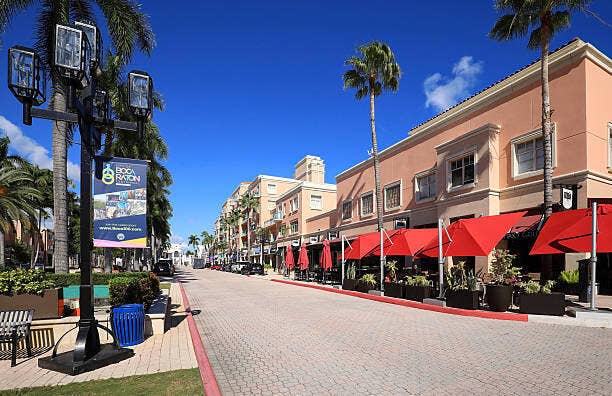 5664 Santiago Circle, Boca Raton, FL 33433 DINING IN BOCA RATON