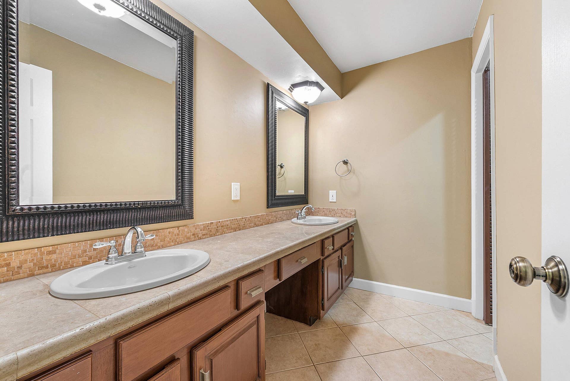 5664 Santiago Circle, Boca Raton, FL 33433 SECOND BATHROOM