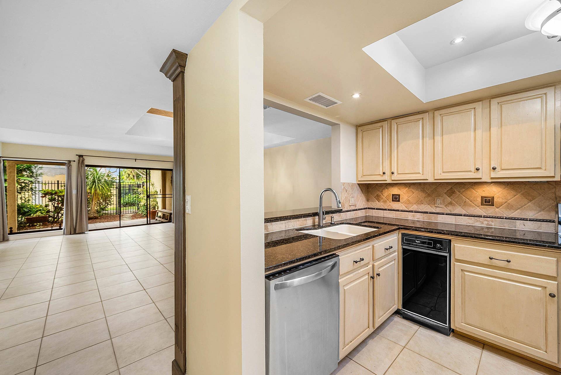 5664 Santiago Circle, Boca Raton, FL 33433 MAIN LEVEL KITCHEN