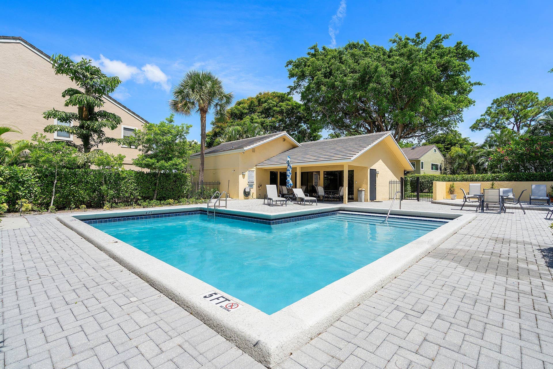 5664 Santiago Circle, Boca Raton, FL 33433 POOL