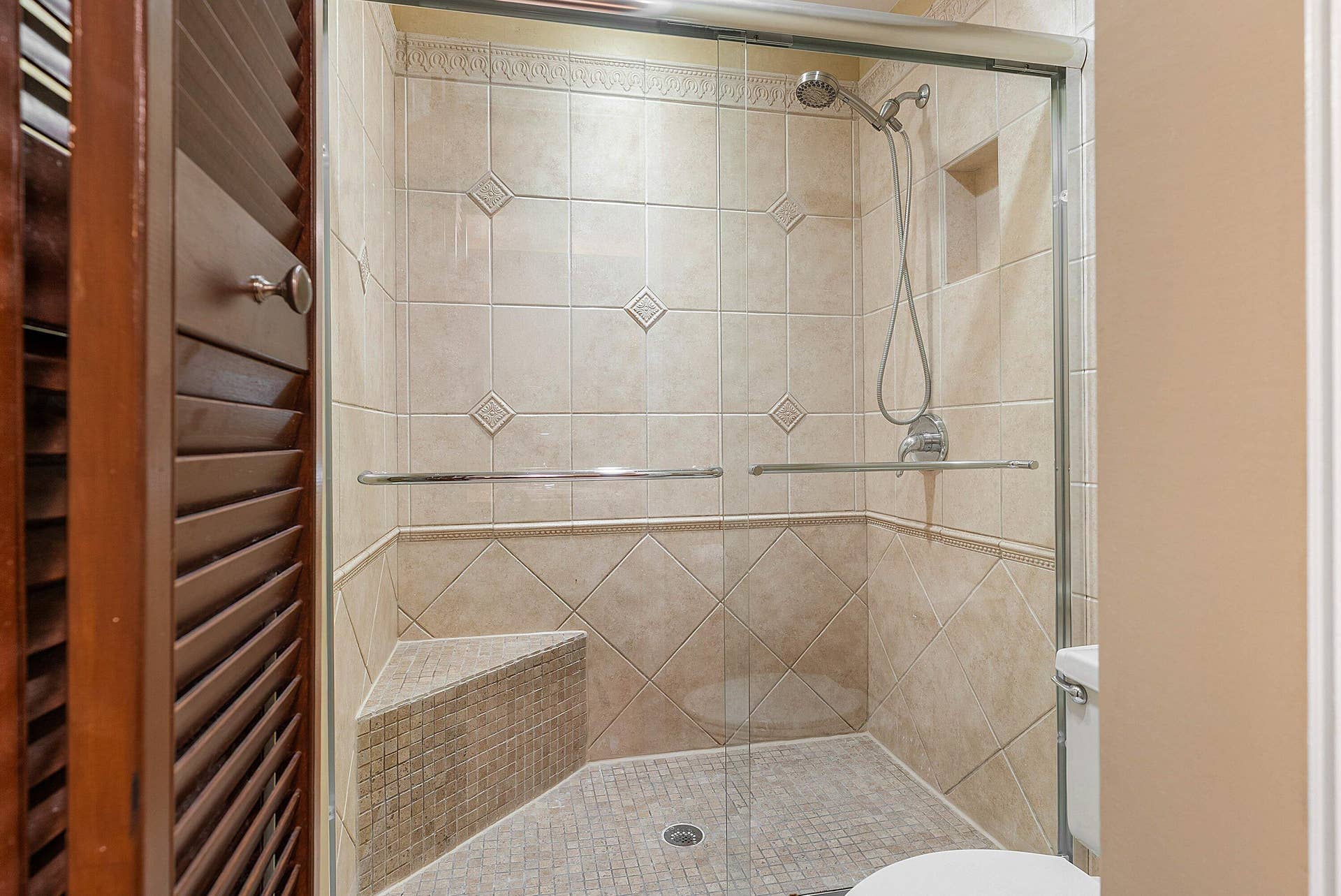 5664 Santiago Circle, Boca Raton, FL 33433 SECOND BATHROOM