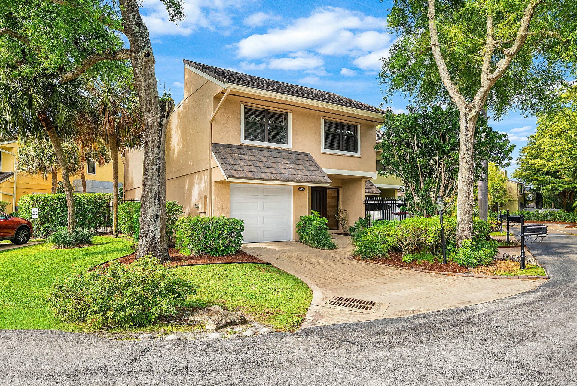 5664 Santiago Circle, Boca Raton, FL 33433 CORNER UNIT