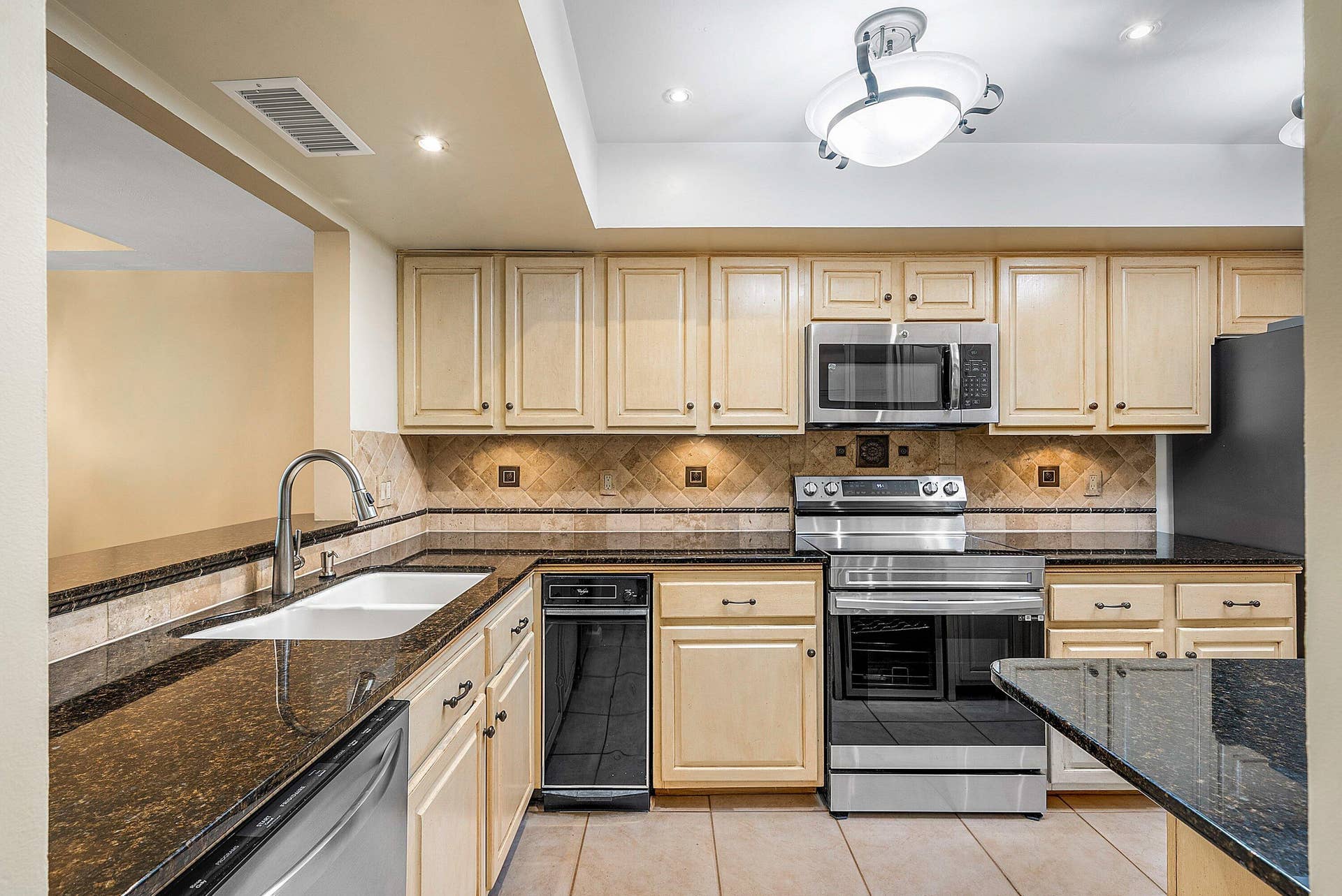5664 Santiago Circle, Boca Raton, FL 33433 MAIN LEVEL KITCHEN
