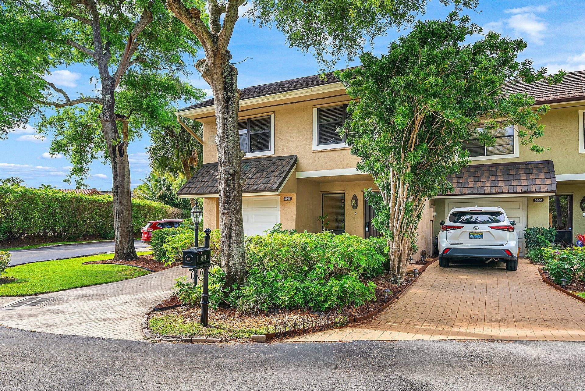 5664 Santiago Circle, Boca Raton, FL 33433 CORNER UNIT