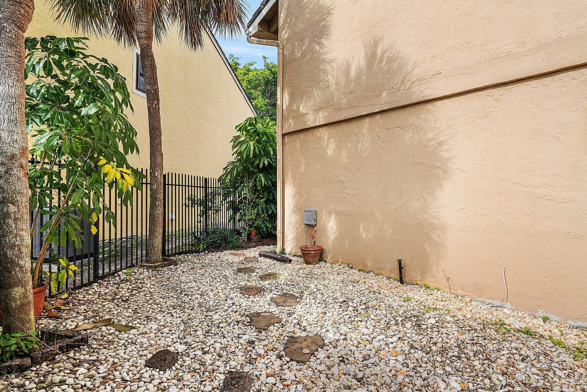 5664 Santiago Circle, Boca Raton, FL 33433 5664 SANTIA