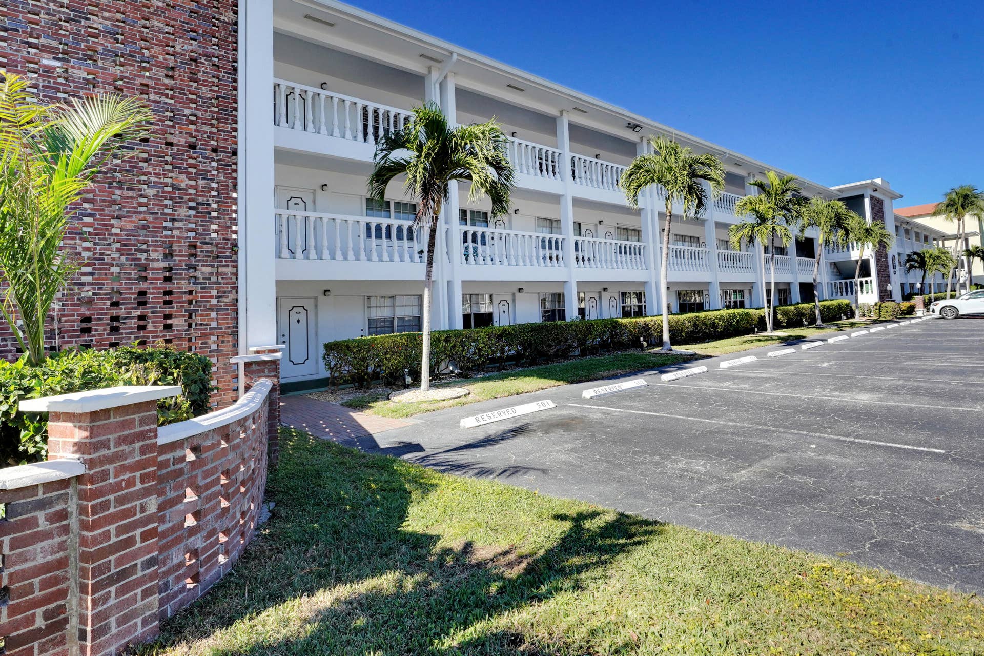 5203 NE 24th Terrace, #B207, Fort Lauderdale, FL 33308 Front2