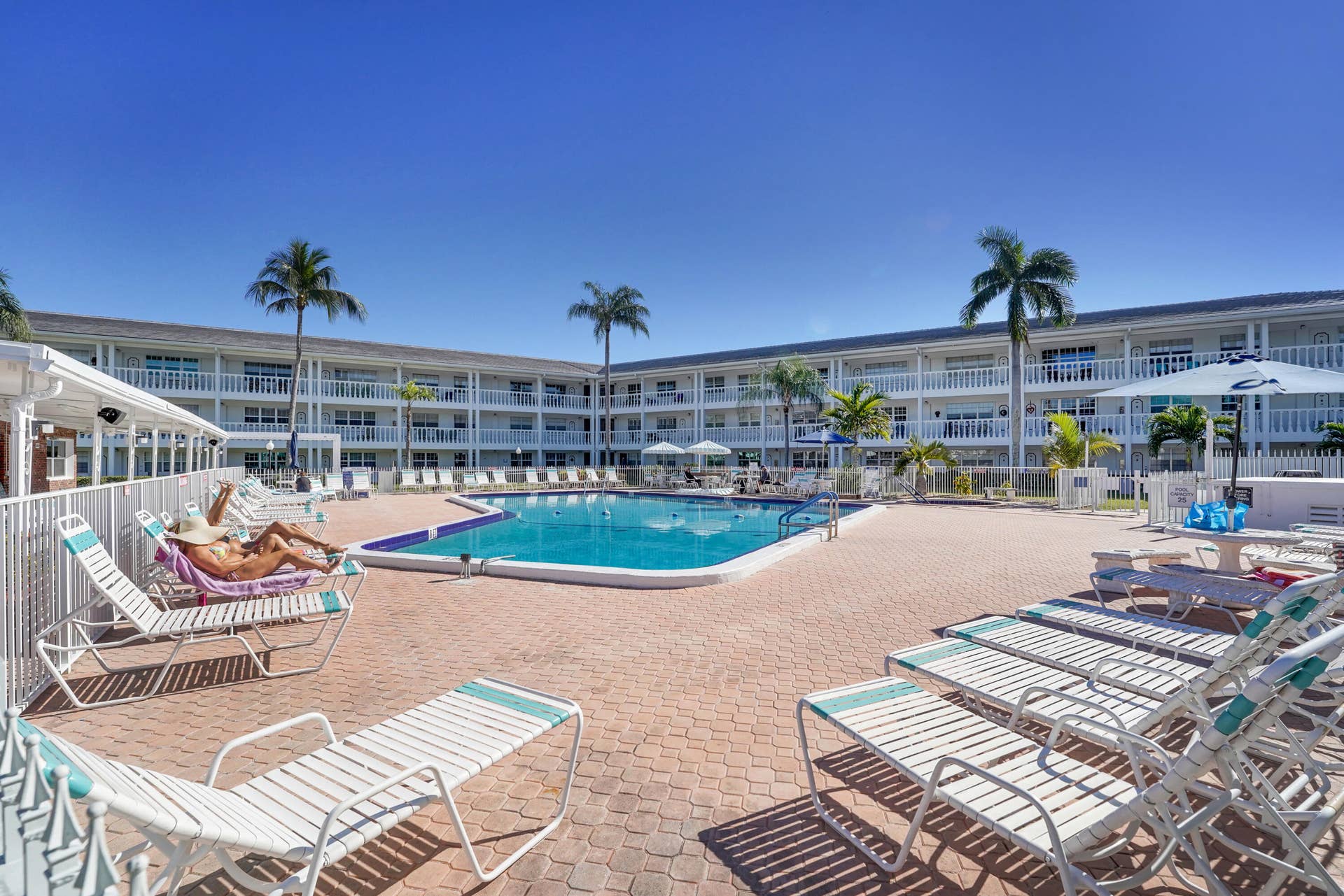 5203 NE 24th Terrace, #B207, Fort Lauderdale, FL 33308 Pool1