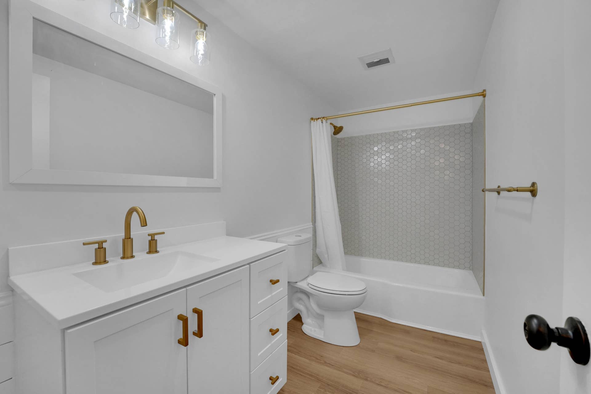 5203 NE 24th Terrace, #B207, Fort Lauderdale, FL 33308 bath