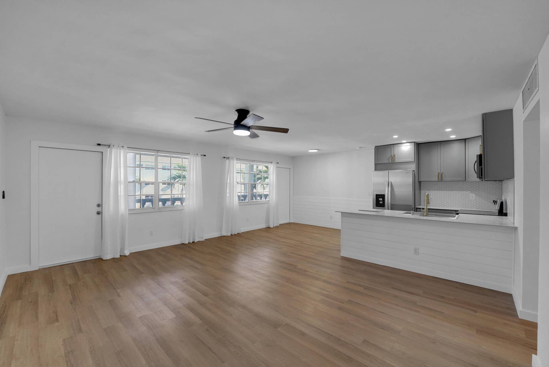 5203 NE 24th Terrace, #B207, Fort Lauderdale, FL 33308 LivingDiningKitchen