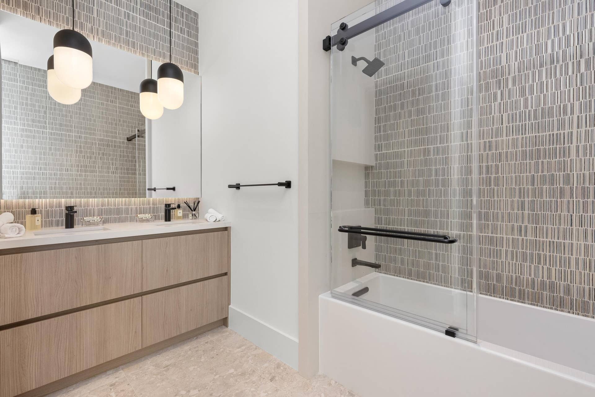 2415 Casas De Marbella Drive, Palm Beach Gardens, FL 33410 Guest Bath 4