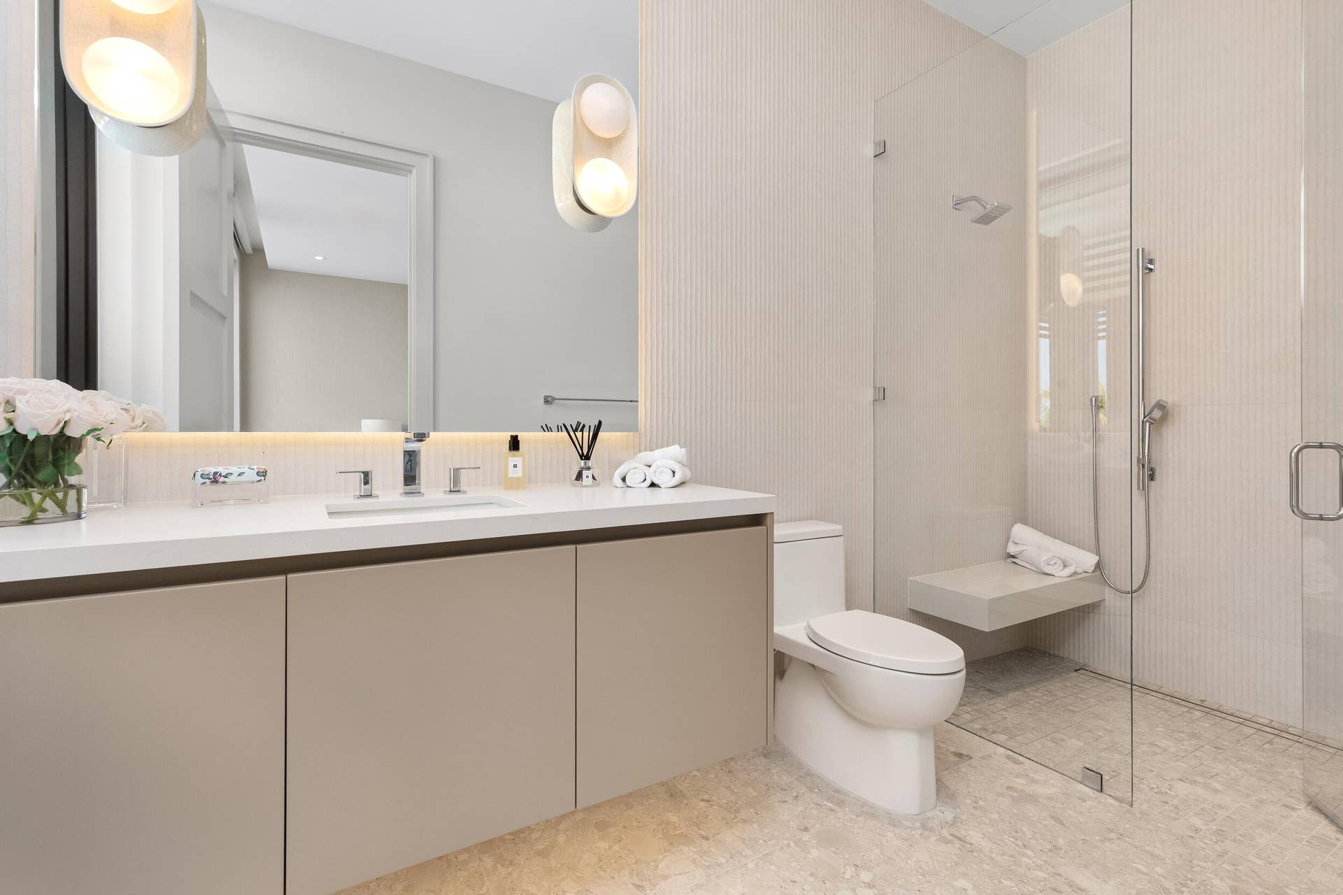 2415 Casas De Marbella Drive, Palm Beach Gardens, FL 33410 Guest Bath 1
