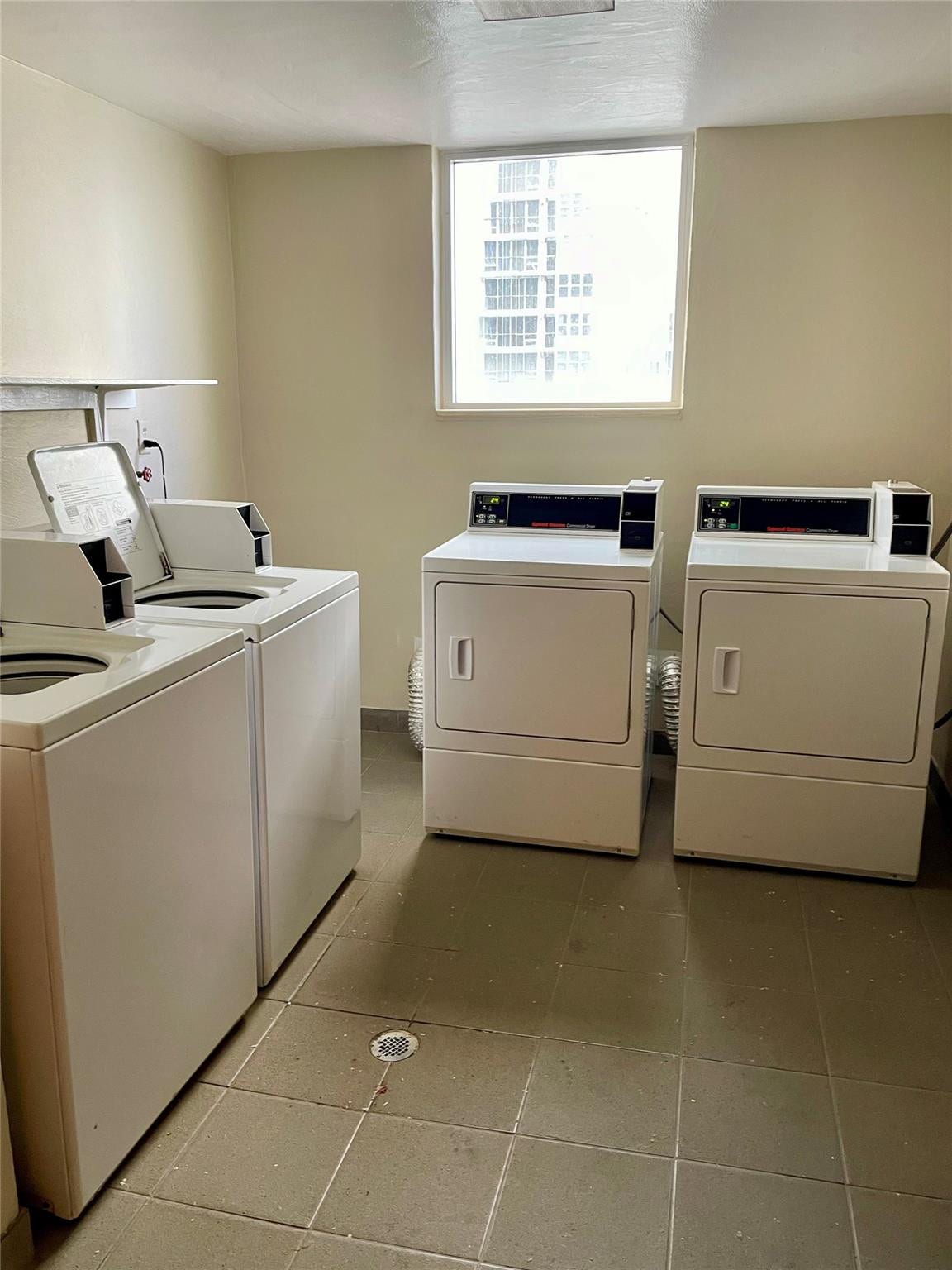 4250 Galt Ocean Drive, #15d, Fort Lauderdale, FL 33308 impeccable Community Laundry Room